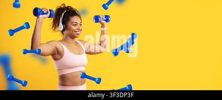 Jeune femme noire souriante portant des écouteurs et soulevant des haltères, fond jaune, concept de fitness Banque D'Images