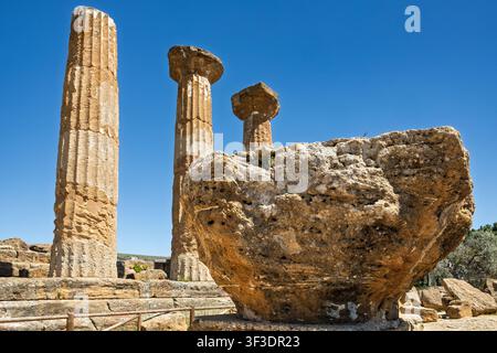 Colonnes en pierre du Temple d'Hercule, Vallée des Temples, Agrigento, Sicile, Italie Banque D'Images