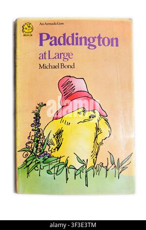 Photographie de Paddington en liberté par Michael Bond, couverture du livre sur fond clair. Mise en scène en studio Banque D'Images