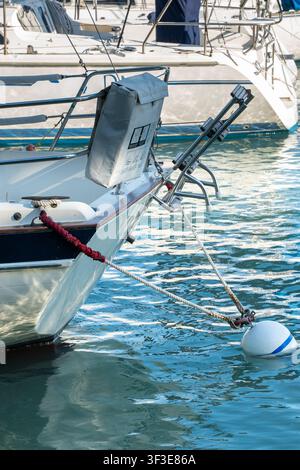 Vue verticale de petits voiliers amarrés dans des eaux calmes de la marina par une journée ensoleillée. Concept de navigation, de loisirs, de vie au bord de l'eau et de voyages d'été Banque D'Images