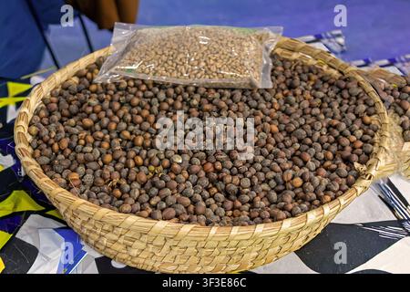 tas de grains de café torréfiés dans un panier en rotin en plein air sur le marché Banque D'Images