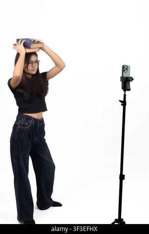 Créatrice de contenu féminine prenant un selfie pendant une diffusion en direct en studio Banque D'Images