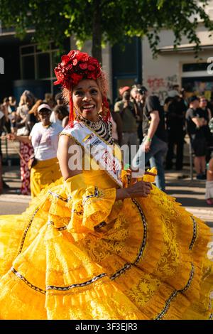 Berlin, Allemagne – 24 mai 2026. Portrait rapproché d'un ambassadeur culturel colombien souriant portant une robe folklorique jaune pendant le Karneval der Kul Banque D'Images