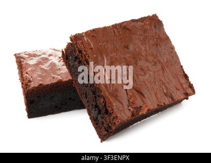 Tranches de brownie au chocolat délicieux isolées sur blanc Banque D'Images