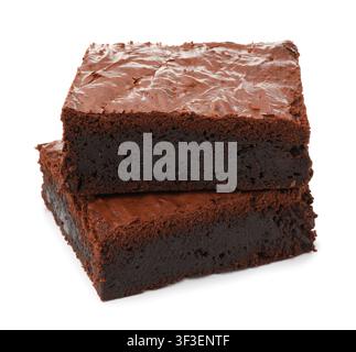 Tranches de brownie au chocolat délicieux isolées sur blanc Banque D'Images