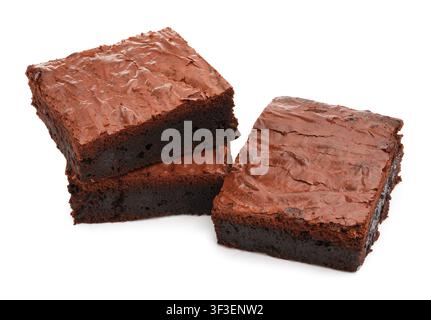 Tranches de brownie au chocolat délicieux isolées sur blanc Banque D'Images