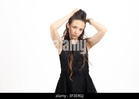 Jeune femme fatiguée tenant ses cheveux et subissant une fatigue intense Banque D'Images