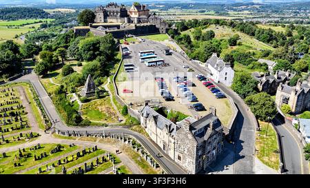 Vues aériennes du magnifique château de Stirling – la forteresse historique écossaise perchée haut au-dessus du paysage Banque D'Images