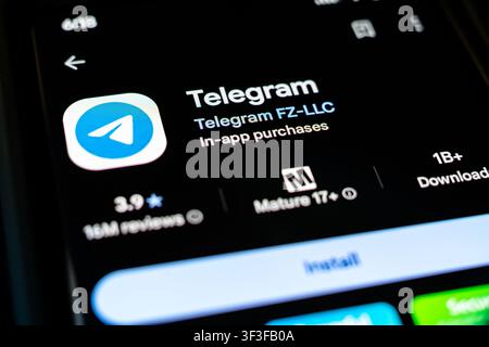 Application de messagerie Telegram de Telegram FZ LLC affichée sur un écran de smartphone dans la liste Google Play Store Banque D'Images