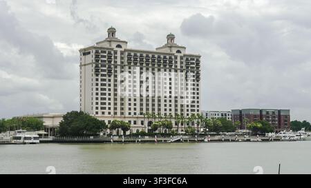 SAVANNAH, GEORGIE, ÉTATS-UNIS - 15 JUILLET 2026 : Imposant bâtiment de l'hôtel Westin se dressant au bord de la rivière avec des bateaux amarrés à la marina Banque D'Images