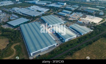 Vue aérienne d'entrepôts industriels et d'un parc commercial avec des poids lourds et des véhicules logistiques garés à Birmingham, Angleterre, Royaume-Uni. Banque D'Images