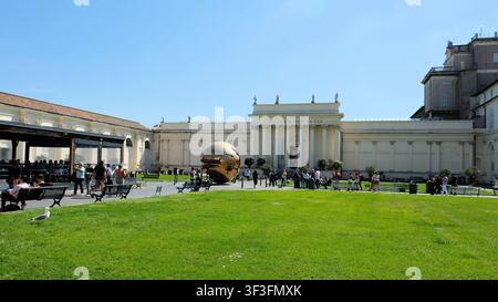 Cortile della Pigna ou Cour du Pinson dans les Musées du Vatican et la sculpture « Sfera con Sfera » d'Arnaldo Pomodoro ; Cité du Vatican, Rome, Italie. Banque D'Images