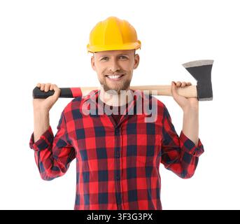 Bûcheron souriant portant un casque jaune et une chemise à carreaux, tenant une hache sur l'épaule, isolé Banque D'Images