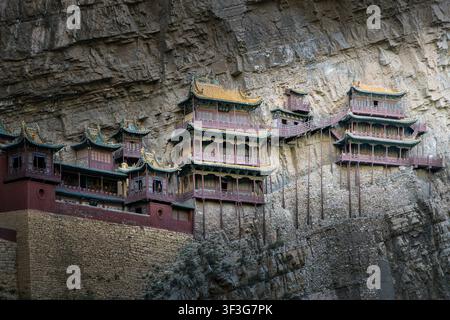Vue du temple historique Xuankong, également connu sous le nom de temple suspendu, intégré dans le flanc d'une falaise abrupte avec une architecture en bois traditionnelle et Banque D'Images
