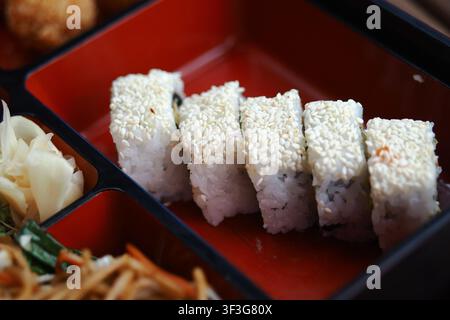 Rouleaux de sushi servis dans une boîte bento dans un restaurant Banque D'Images