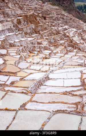 Vue des mines de sel historiques de Maras présentant de nombreux étangs d'évaporation de sel en terrasses creusés dans le flanc de la montagne à Maras, Cusco, au Pérou Banque D'Images