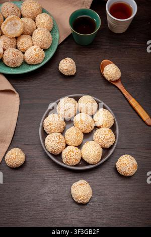Boules de taro au sésame sucrées, bouchées de dessert frites et croustillantes Banque D'Images