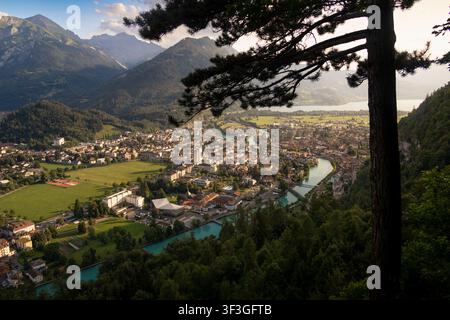 Vue panoramique sur Interlaken, Suisse, avec l'Aare serpentant à travers la ville, entourée par les Alpes bernoises. Pris d'un point de vue boisé Banque D'Images
