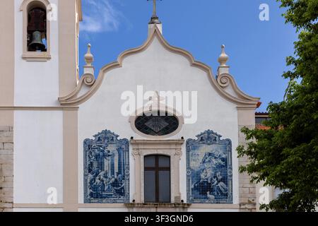 Aveiro, Portugal - 10 mai 2026 : Carrelages azulejos traditionnels portugais bleus et blancs sur la façade de l'église catholique historique de Vera Cruz. Banque D'Images