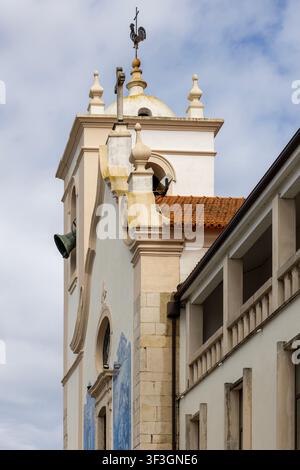 Aveiro, Portugal - 10 mai 2026 : Carrelages azulejos traditionnels portugais bleus et blancs sur la façade de l'église catholique historique de Vera Cruz. Banque D'Images