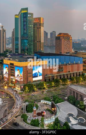 Shanghai, Chine - 4 mai 2026 : Une vue en hauteur depuis la tour Pearl de l'Orient sur le quartier de Lujiazui, mettant en évidence le Super Brand Mall, l'Aurora Plaza et les rues de la ville au crépuscule Banque D'Images