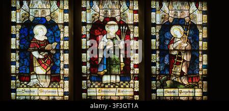 Vitrail – des saints Étienne, du roi Edmond et de Perpétue – dans l'église paroissiale Sainte-Marie-Madeleine, domaine de Castle Brampton House, Angleterre Banque D'Images