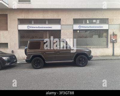 Cremona, Italie – 2 juin 2026 Un SUV Mercedes-Benz G-Wagen de luxe de couleur brun métallique foncé est garé sur une rue urbaine à côté d'un bâtiment Banque D'Images