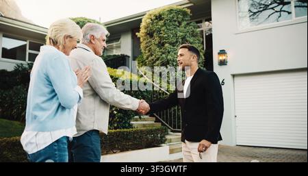 Couple âgé ou poignée de main avec un agent immobilier pour une maison de retraite, affaire ou accord ensemble sur une propriété. Senior, femme ou homme serrant la main d'un agent immobilier Banque D'Images