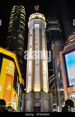 Chongqing, Chine – 11 juin 2026 – Le monument de la libération du peuple illuminé brille intensément la nuit au centre du quartier commercial animé de Chongqing Banque D'Images