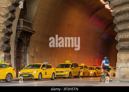 Budapest, Hongrie, 23 mai 2026, taxis jaunes attendant près de l'entrée du tunnel du pont des Chaînes historique Banque D'Images