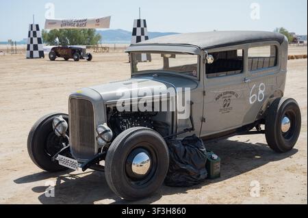 Hot rod Ford Modèle B Tudor vintage de 1932 avec moteur plat V8 lors de l'événement de course de dragsters sur la plage de Costa Brava Vintage Race. Banque D'Images