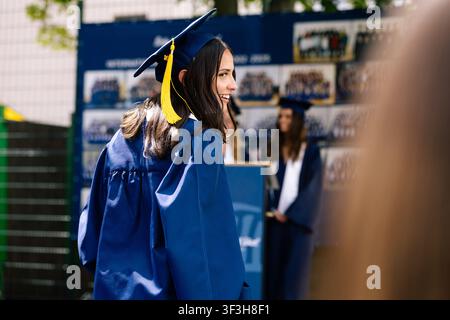 Jeune femme heureuse sourit lors de son diplôme Banque D'Images