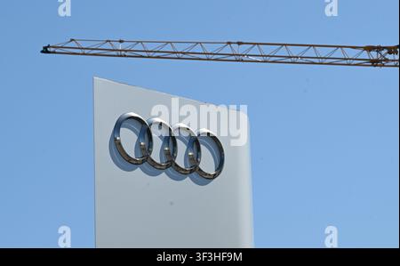 Neckarsulm, Allemagne. 24 juillet 2026. Le logo Audi est visible devant l’usine Audi. Le groupe Volkswagen publie ses résultats financiers pour le premier semestre. Credit: Bernd Weißbrod/dpa/Alamy Live News Banque D'Images