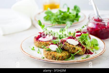 Beignets avec quinoa, légumes et graines de lin Banque D'Images