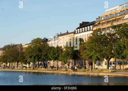Copenhague, Danemark - 6 août 2024 : les gens apprécient une promenade le long des lacs par une journée ensoleillée. Banque D'Images