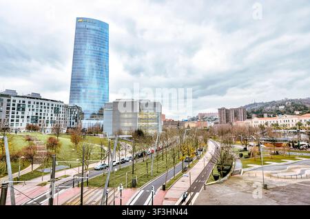 Tour Iberdrola s'élevant au-dessus du centre de Bilbao près du musée Guggenheim de Bilbao, Pays basques, Espagne. Banque D'Images