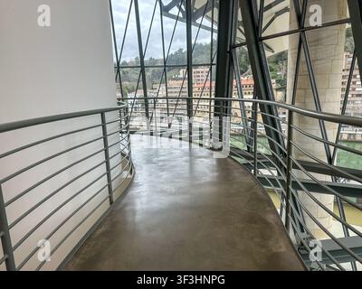 Détail architectural intérieur du musée Guggenheim de Bilbao de Frank Gehry montrant de larges courbes blanches et une structure en atrium en verre, Bilbao, Espagne. Banque D'Images