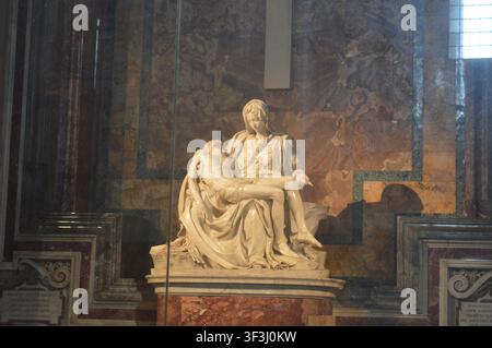 Le chef-d'œuvre de marbre célèbre de Michel-Ange, la Pietà, représentant la Vierge Marie tenant le corps de Jésus-Christ Banque D'Images