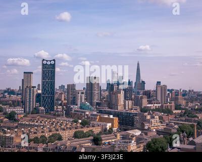 LONDRES - 24 JUILLET 2026 : Elephant and Castle & Kennington – Vue aérienne des maisons en rangée du Sud de Londres avec The Shard et la ligne d'horizon de la City au loin. Banque D'Images