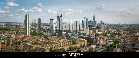 LONDRES - 24 JUILLET 2026 : Elephant and Castle & Kennington – Vue aérienne des maisons en rangée du Sud de Londres avec The Shard et la ligne d'horizon de la City au loin. Banque D'Images
