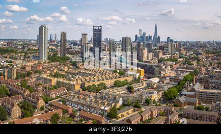LONDRES - 24 JUILLET 2026 : Elephant and Castle & Kennington – Vue aérienne des maisons en rangée du Sud de Londres avec The Shard et la ligne d'horizon de la City au loin. Banque D'Images