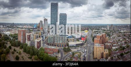 LONDON – 23 JUILLET 2026 : One West Point Twin Towers, North Acton – Vue aérienne des gratte-ciel résidentiels modernes et du paysage urbain de West London. Banque D'Images