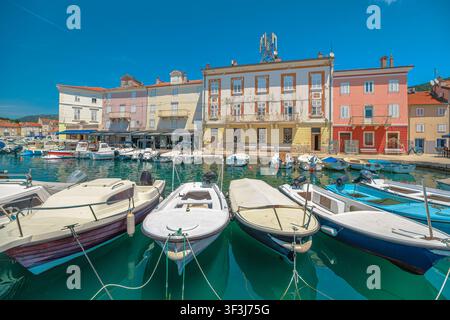 La ville de Cres affiche son architecture vénitienne historique et ses bâtiments vibrants le long du port, avec de nombreux bateaux amarrés dans le Kvarner d'un vert émeraude Banque D'Images