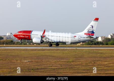Boeing 737-8 MAX de Norwegian Air Sweden (REG : SE-RTG) avec le portrait de l'ingénieur et industriel norvégien Sam Eyde sur la dérive. Banque D'Images