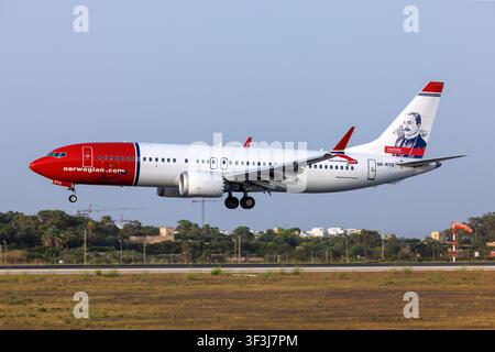 Boeing 737-8 MAX de Norwegian Air Sweden (REG : SE-RTG) avec le portrait de l'ingénieur et industriel norvégien Sam Eyde sur la dérive. Banque D'Images