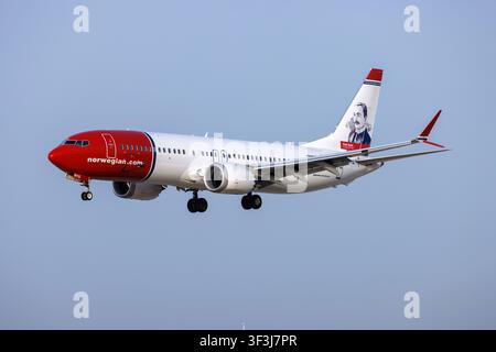 Boeing 737-8 MAX de Norwegian Air Sweden (REG : SE-RTG) avec le portrait de l'ingénieur et industriel norvégien Sam Eyde sur la dérive. Banque D'Images