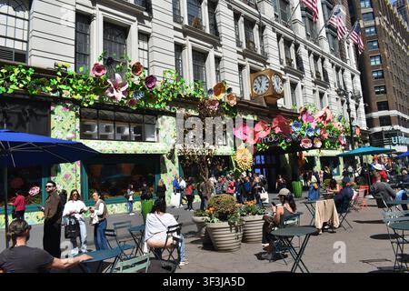 Manhattan, New York City, États-Unis - 23 avril 2026 - Décorations et exposition de fleurs à l'entrée du magasin phare Macy's Herald Square à New York. Banque D'Images