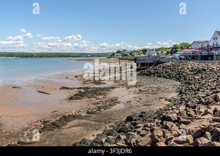Des restaurants avec des parasols rouges bordent Water Street sur les rives du bassin d'Annapolis à Digby, en Nouvelle-Écosse, au Canada. La promenade Admirals Walk relie le port, les magasins et les restaurants de cette petite ville portuaire Banque D'Images