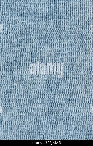 Texture détaillée de tissu denim bleu clair en gros plan avec fond de lignes tissées diagonales Banque D'Images
