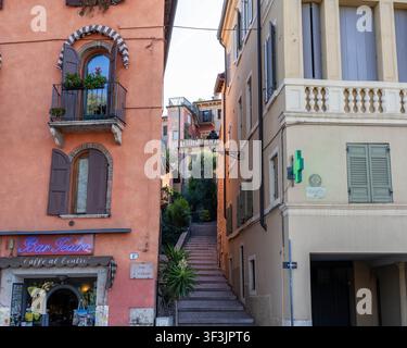 Verone Italie - 1er septembre 2025 : Des marches reliant deux bâtiments dans le quartier historique de Vérone en Italie. Banque D'Images